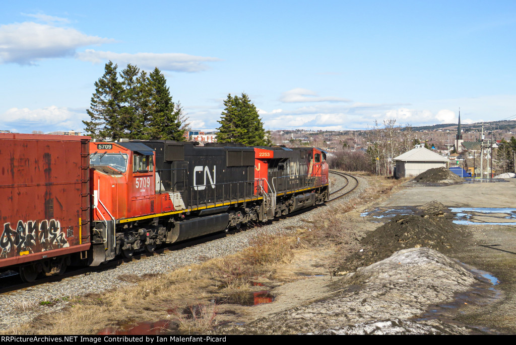 CN 5709 trails on train 402 at MP124.55